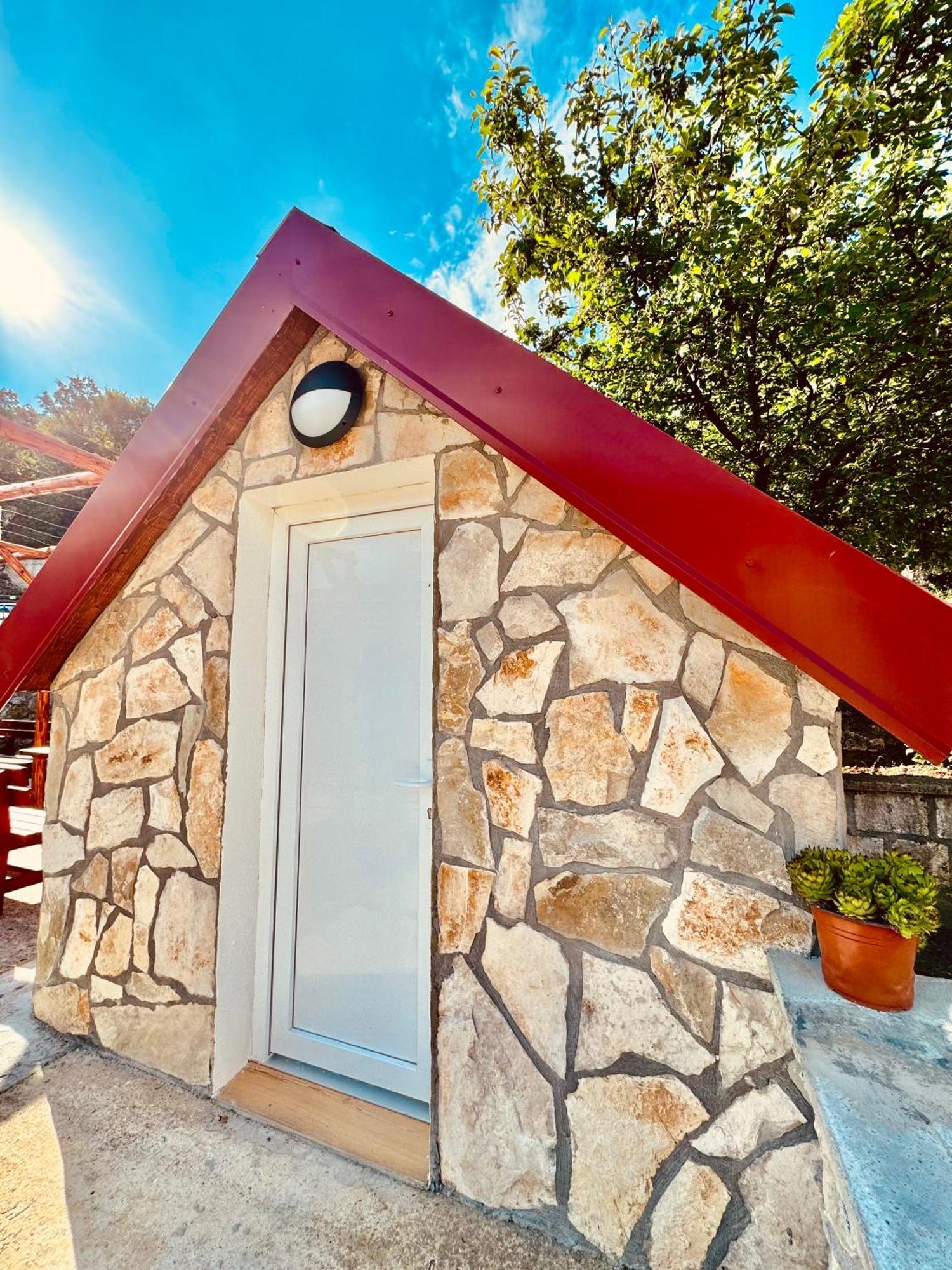 Vikendica,Bungalovi Lipska Pecina เซทินเจ ภายนอก รูปภาพ